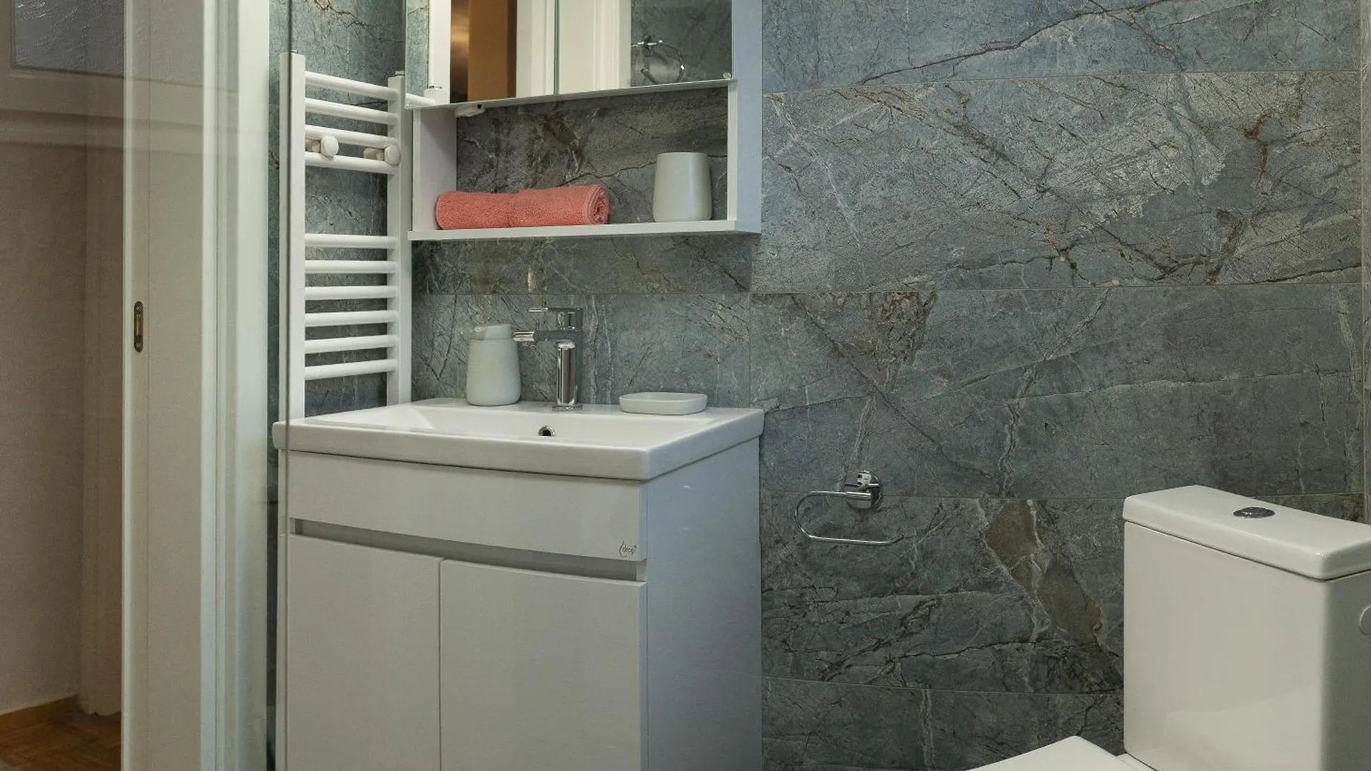 Prime Location - 2 Bd Boutique Apartment Salonicco